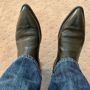 10.5D seldom worn Black men’s cowboy boots